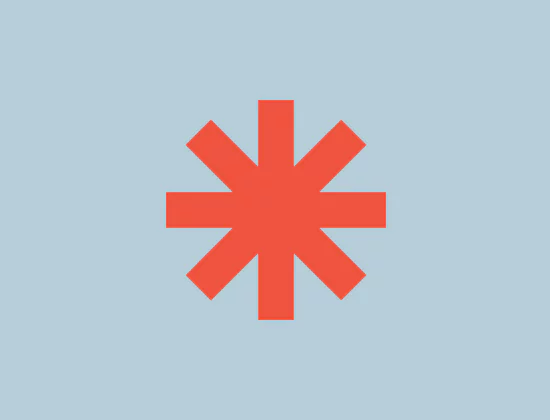 Red asterisk symbol icon on light blue background representing the logo of el Premio al hotel más innovador